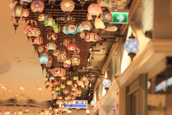 Підвісна лампа в торговому центрі — стокове фото