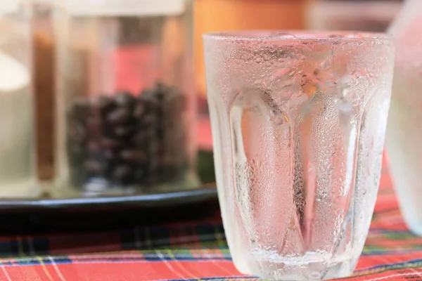 Питьевая вода в кафе — стоковое фото