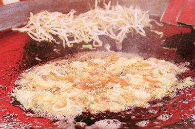 Kızarmış midye ve un yumurta ile