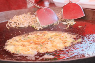 Kızarmış midye ve un yumurta ile