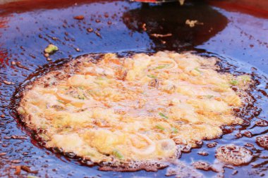 Kızarmış midye ve un yumurta ile