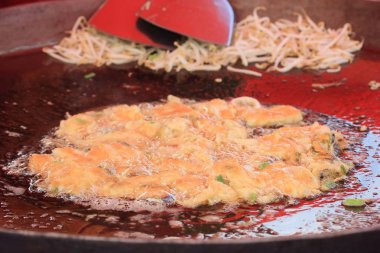 Kızarmış midye ve un yumurta ile