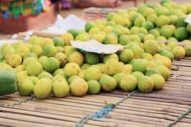 pazarda limon yığın