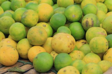 pazarda limon yığın