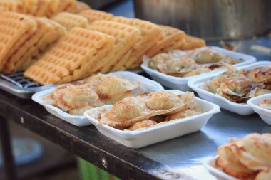 Hindistan cevizi sütü karışımı şeker ve un. -Tay sweetmeat