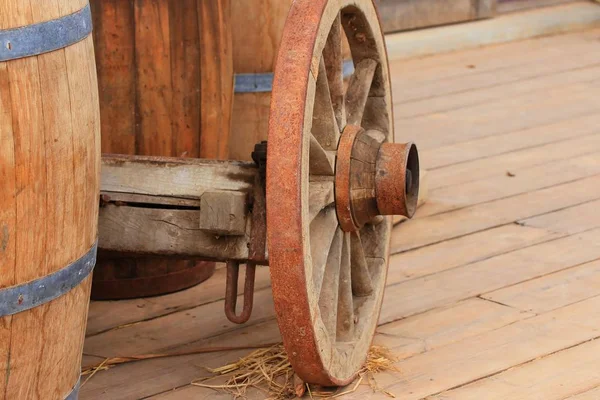 Wagon wheel vintage drewna — Zdjęcie stockowe