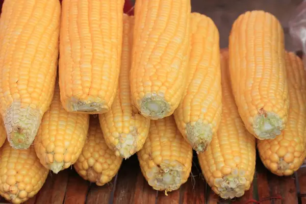 Boil corn at market — Stock Photo, Image