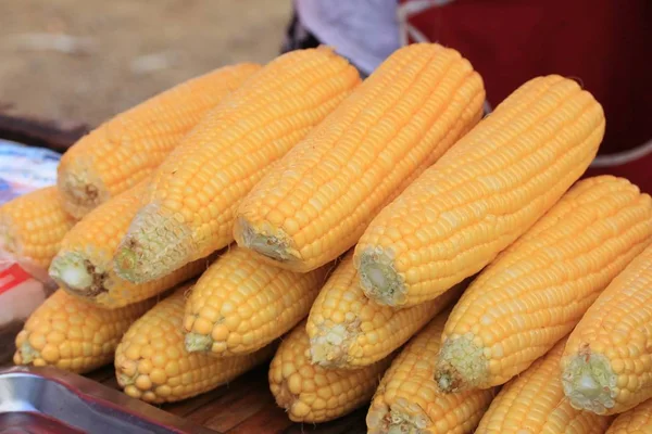 Hierve el maíz en el mercado — Foto de Stock