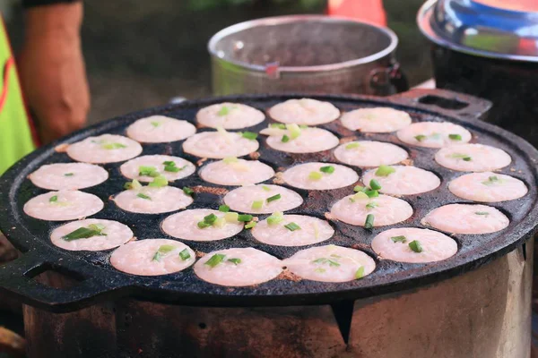 Kokosmjölk blanda socker och mjöl. -Thailändska sweetmeat — Stockfoto