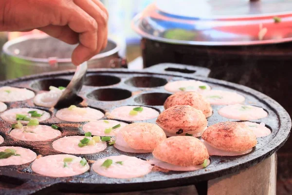 Latte di cocco mescolare zucchero e farina. - Carni dolci thailandesi — Foto Stock