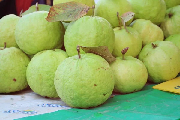 Guava frukt på marknaden — Stockfoto