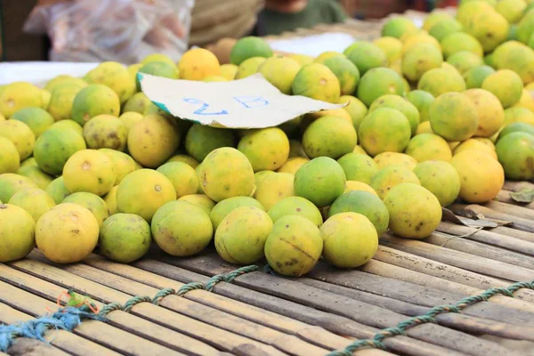 Heap citron på marknaden — Stockfoto