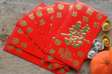 Çin yeni yılı içinde kırmızı zarf