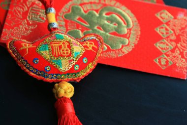 Çin yeni yılı içinde kırmızı zarf