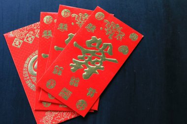 Çin yeni yılı içinde kırmızı zarf