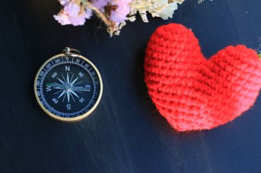 Siyah arkaplanda pusula