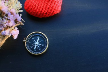 Siyah arkaplanda pusula