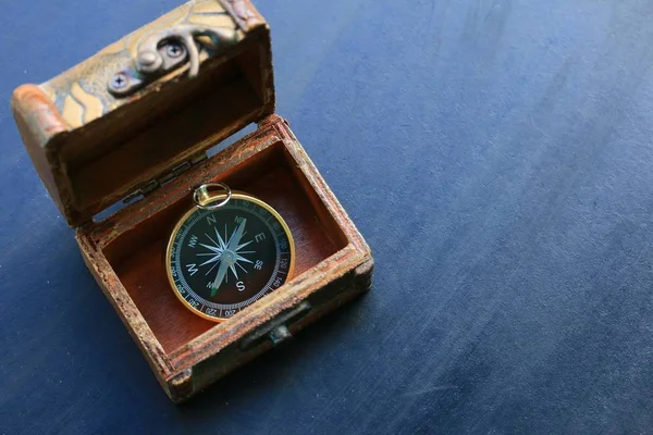 Kompass på svart bakgrund — Stockfoto