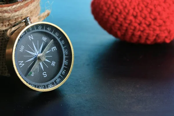 Kompass auf schwarzem Hintergrund — Stockfoto
