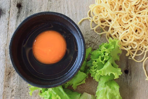 Fideos de huevo con fresco —  Fotos de Stock