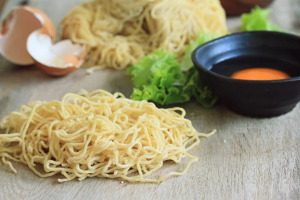 Macarrão de ovo com fresco — Fotografia de Stock