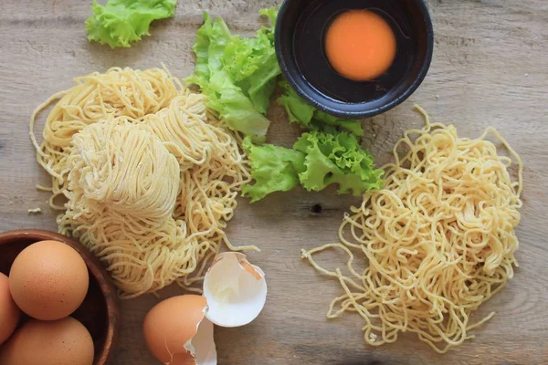 Fideos de huevo con fresco — Foto de Stock