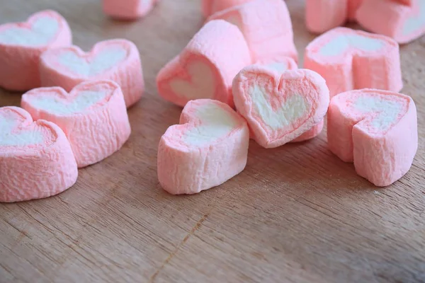 Marshmallows med konstgjorda rosor — Stockfoto