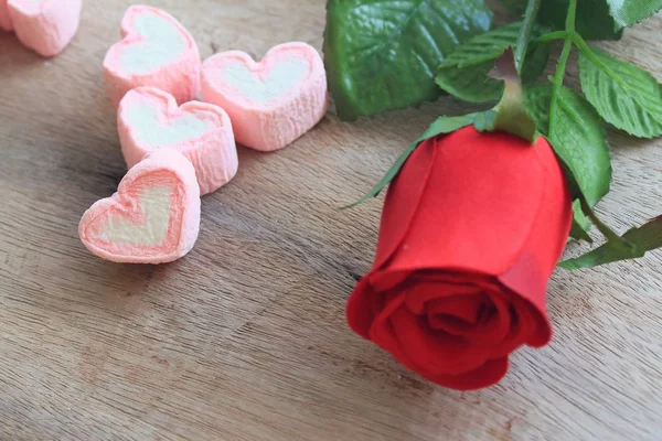Marshmallows z sztucznych róż — Zdjęcie stockowe
