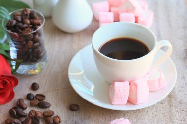 sıcak kahve ile marshmallow