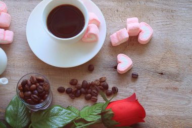 sıcak kahve ile marshmallow