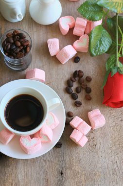 sıcak kahve ile marshmallow