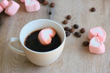 sıcak kahve ile marshmallow