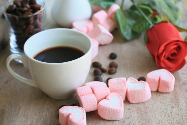 sıcak kahve ile marshmallow