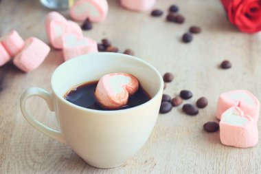 sıcak kahve ile marshmallow