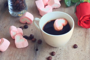 sıcak kahve ile marshmallow