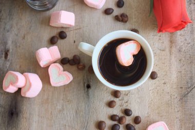 sıcak kahve ile marshmallow