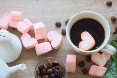 sıcak kahve ile marshmallow