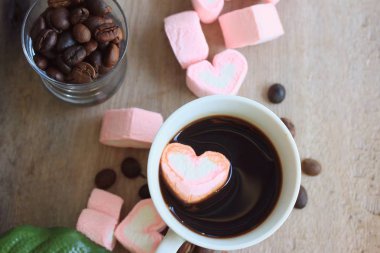 sıcak kahve ile marshmallow