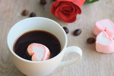 sıcak kahve ile marshmallow