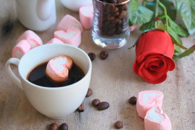 sıcak kahve ile marshmallow