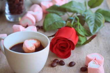 sıcak kahve ile marshmallow