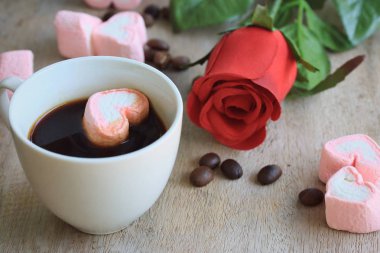 sıcak kahve ile marshmallow