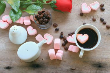 sıcak kahve ile marshmallow