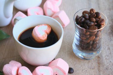 sıcak kahve ile marshmallow