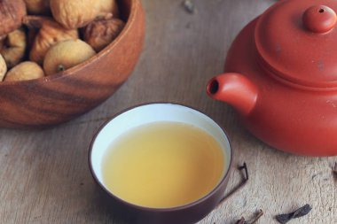 kuru incir ve sıcak çay