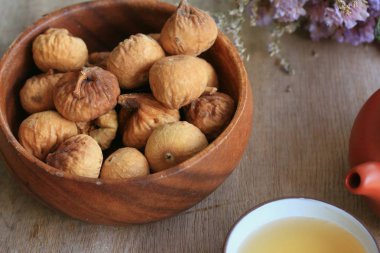 kuru incir ve sıcak çay