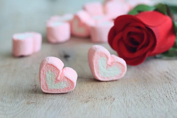 Marshmallows with artificial roses — Stock Photo, Image