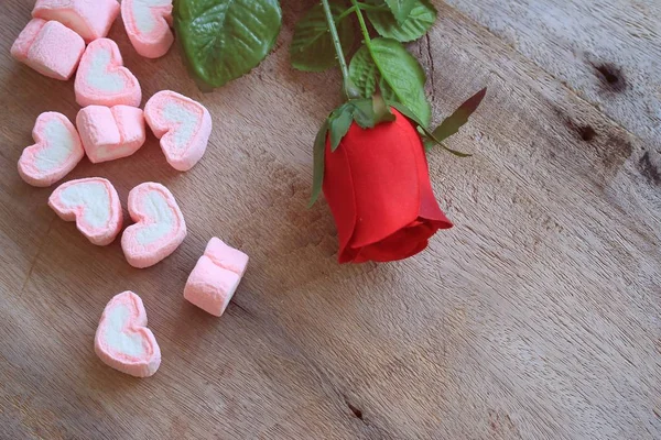 Marshmallows with artificial roses — Stock Photo, Image