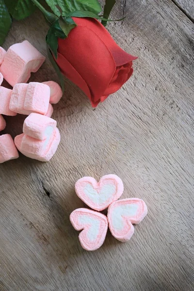 Marshmallows with artificial roses — Stock Photo, Image