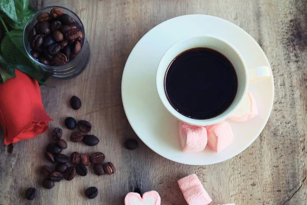 Marshmallows mit heißem Kaffee — Stockfoto